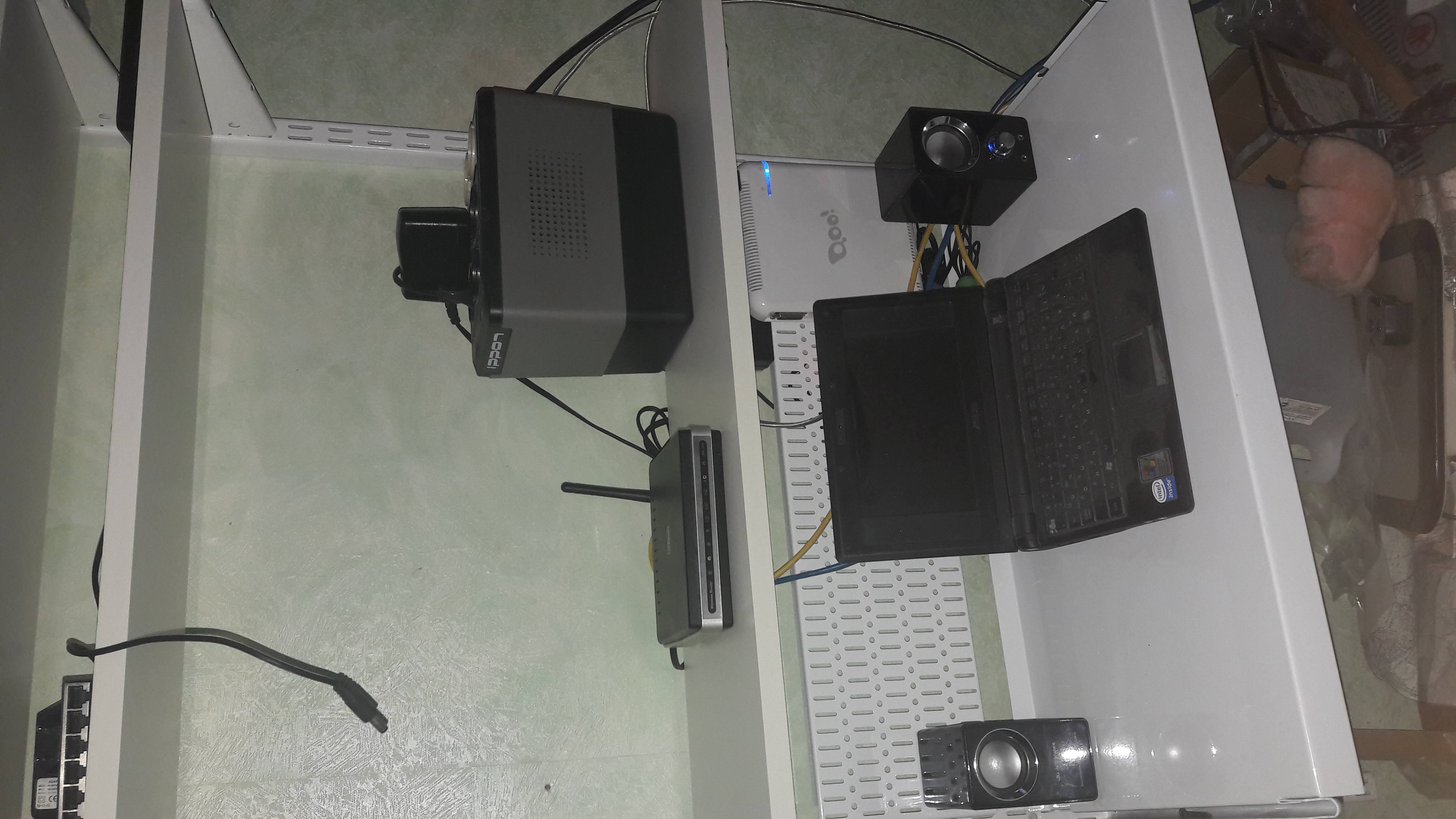 Сервер (белый неттоп на перфопанели) и компания.