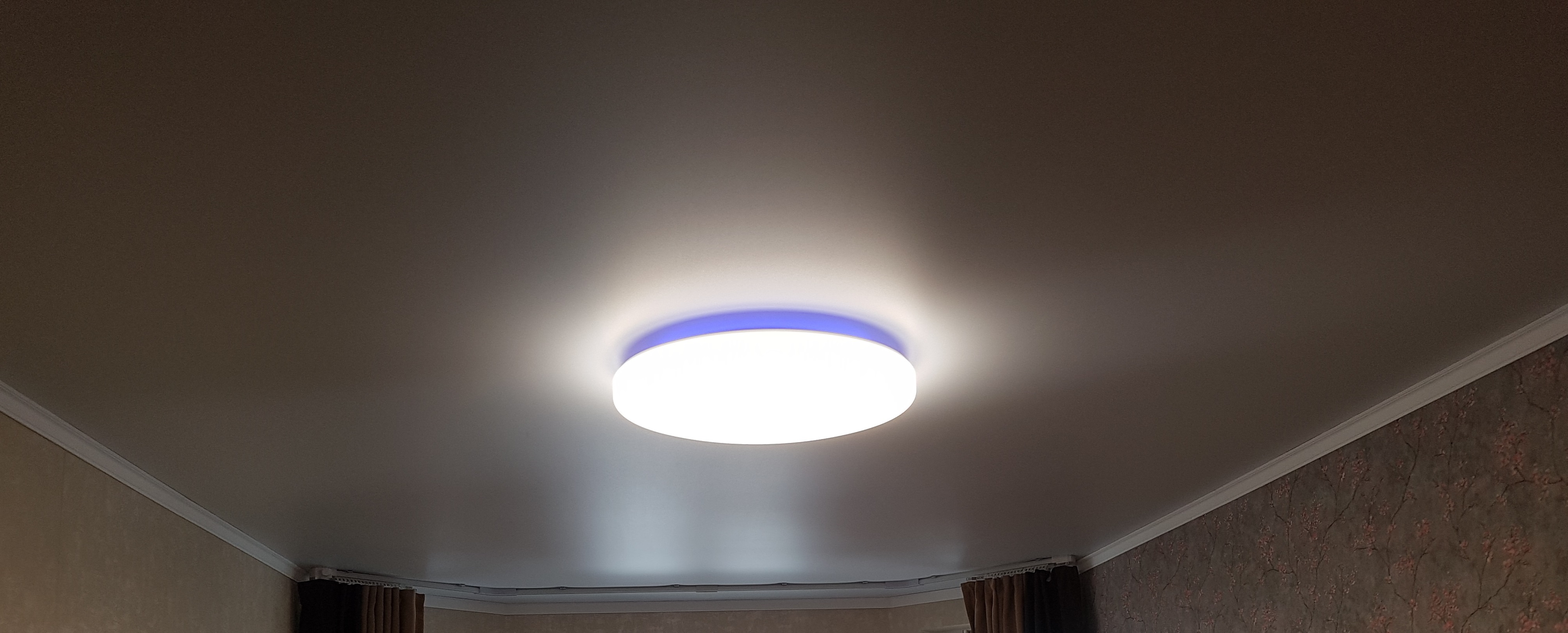 Вид люстры на потолке.jpg