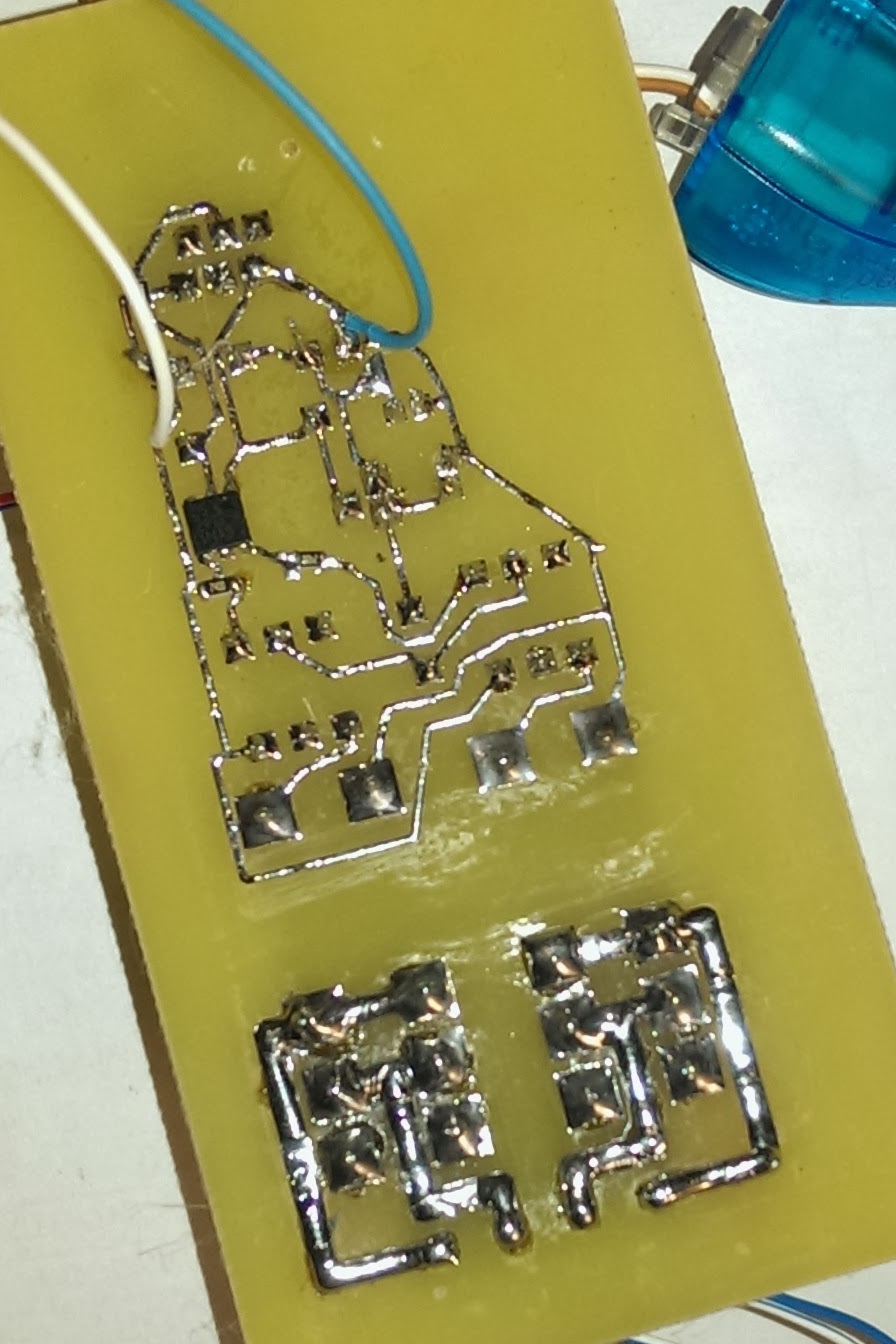 плата с другой стороны с тремя SMD резисторами и DS 2413.