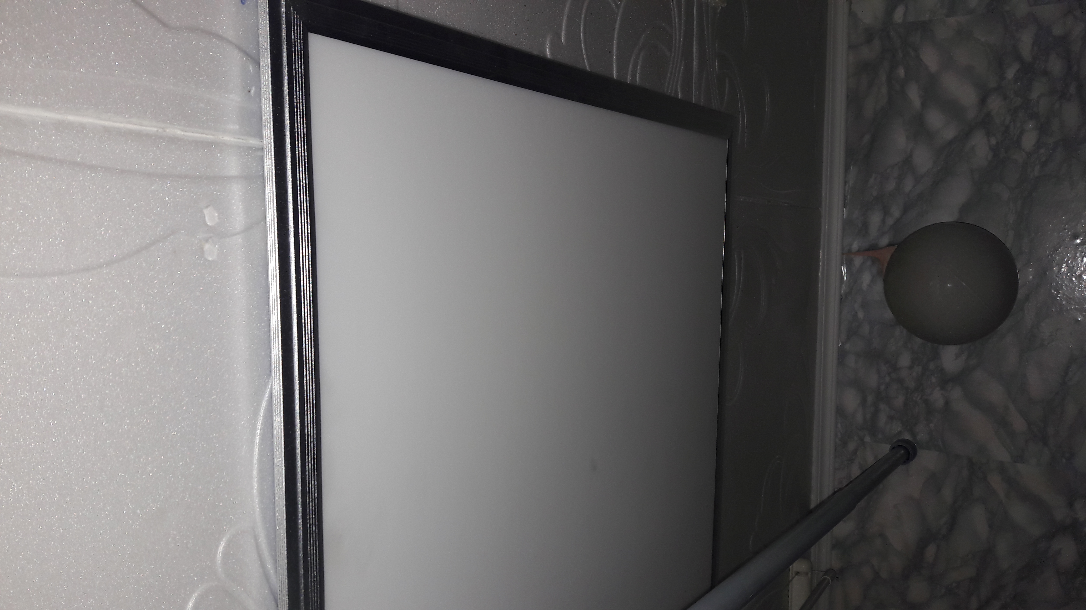 Одну уже в ванной повесил...